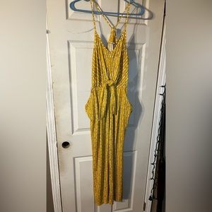 Yellow jumper with pockets